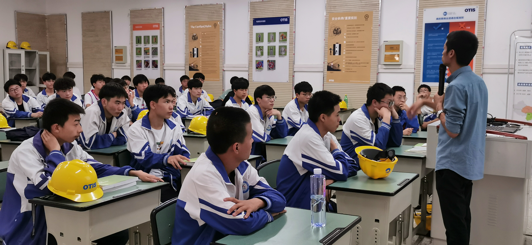廣州市旅游學校_廣州市旅游學校錄取要求_廣州旅游學校校服