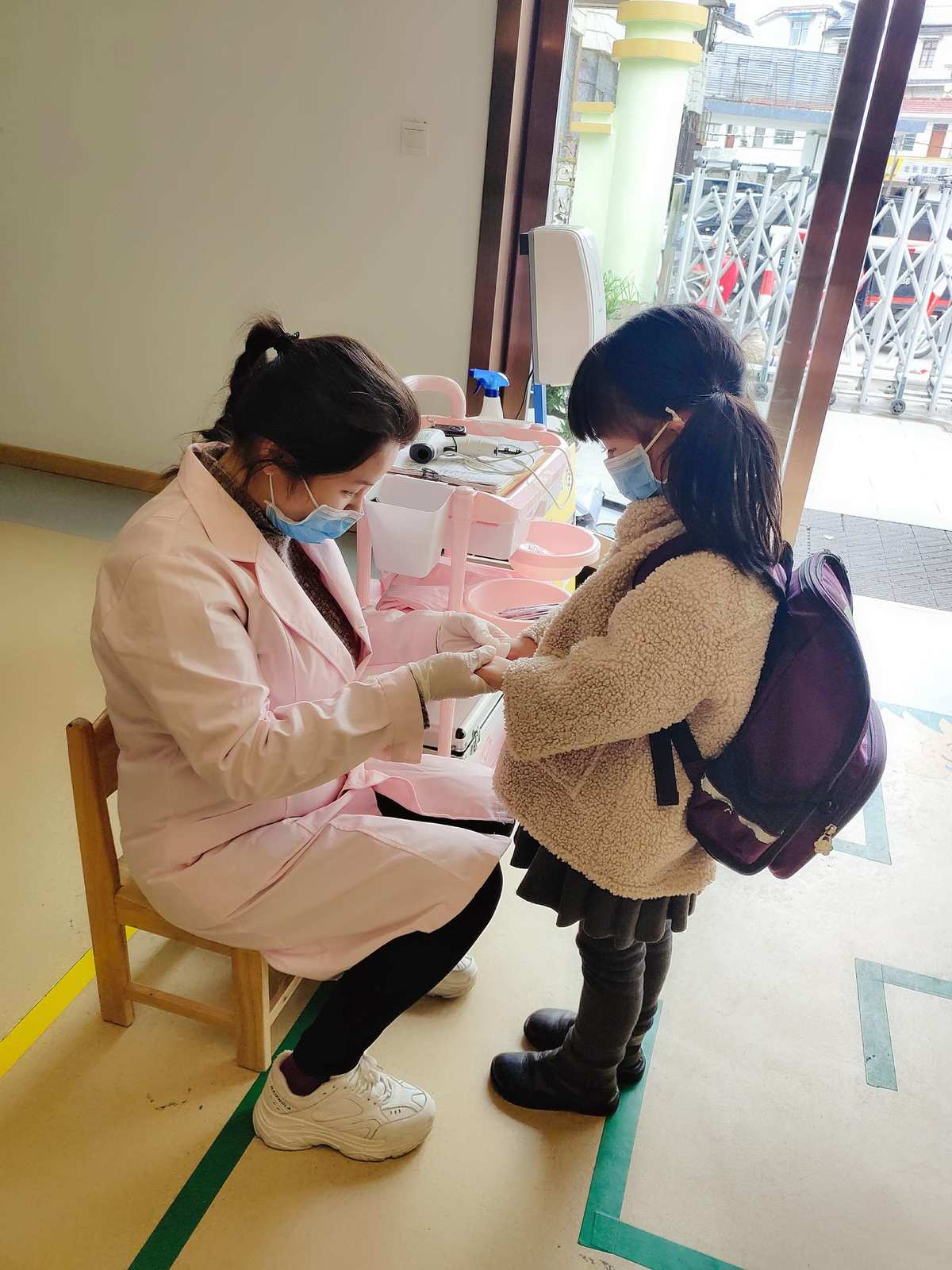 幼兒園穿上衣視頻教程_幼兒園小孩學穿衣服_幼兒園萌娃穿7件衣服上學