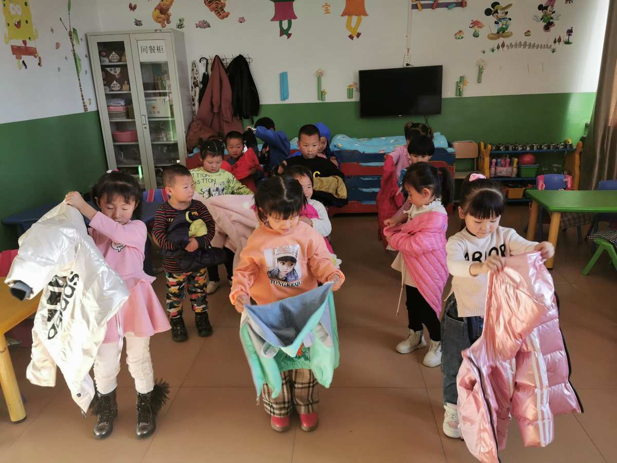 幼兒園萌娃穿7件衣服上學_幼兒園穿上衣視頻教程_幼兒上學衣著