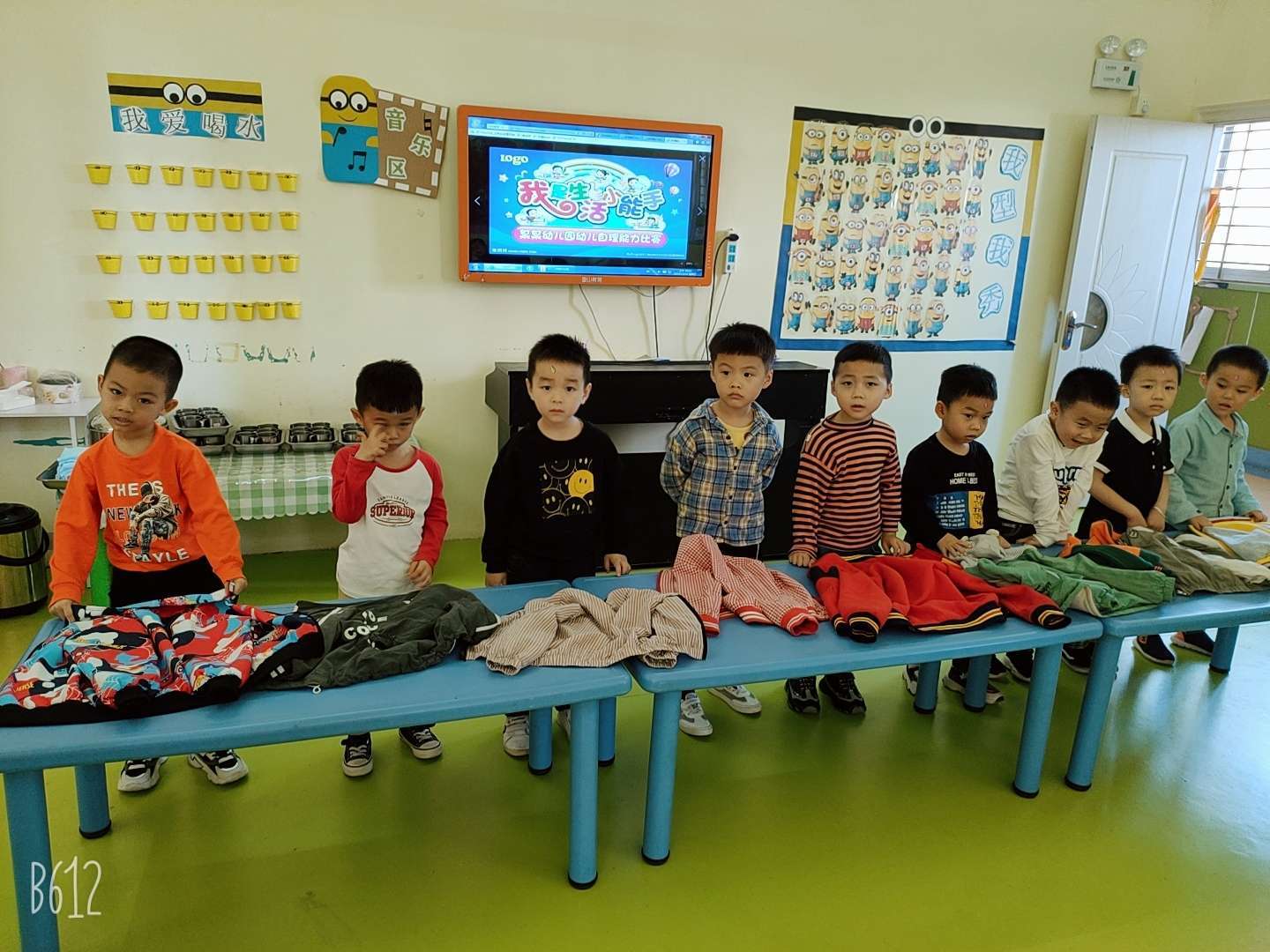 幼兒上學衣著_幼兒園穿上衣視頻教程_幼兒園萌娃穿7件衣服上學