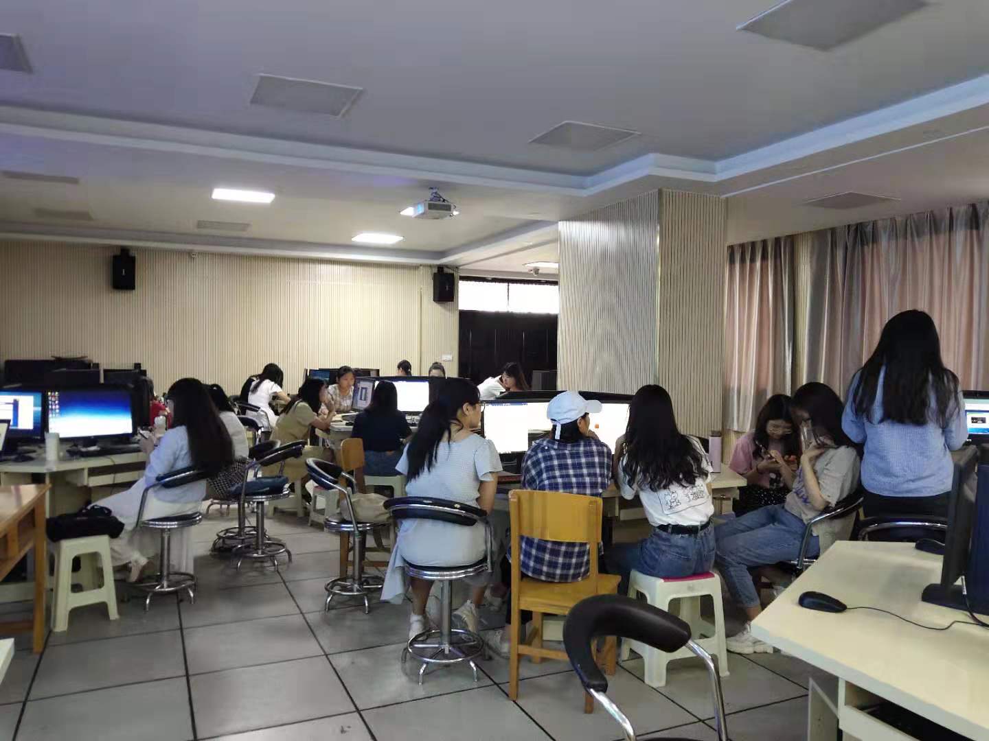 培訓化妝多少費用_小惠化妝培訓_化妝培訓話術