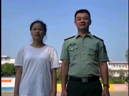 軍訓(xùn)趴著往前爬叫什么_軍訓(xùn)爬墻_女生軍訓(xùn)被馬蜂爬嘴一動(dòng)不動(dòng)