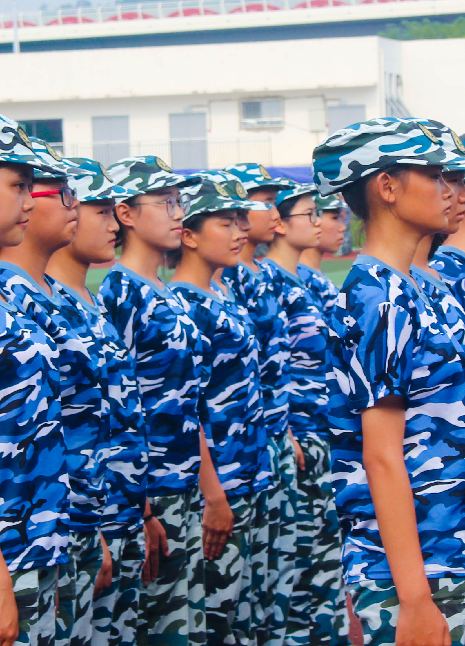 女生軍訓(xùn)被馬蜂爬嘴一動(dòng)不動(dòng)_軍訓(xùn)爬墻_軍訓(xùn)趴著往前爬叫什么