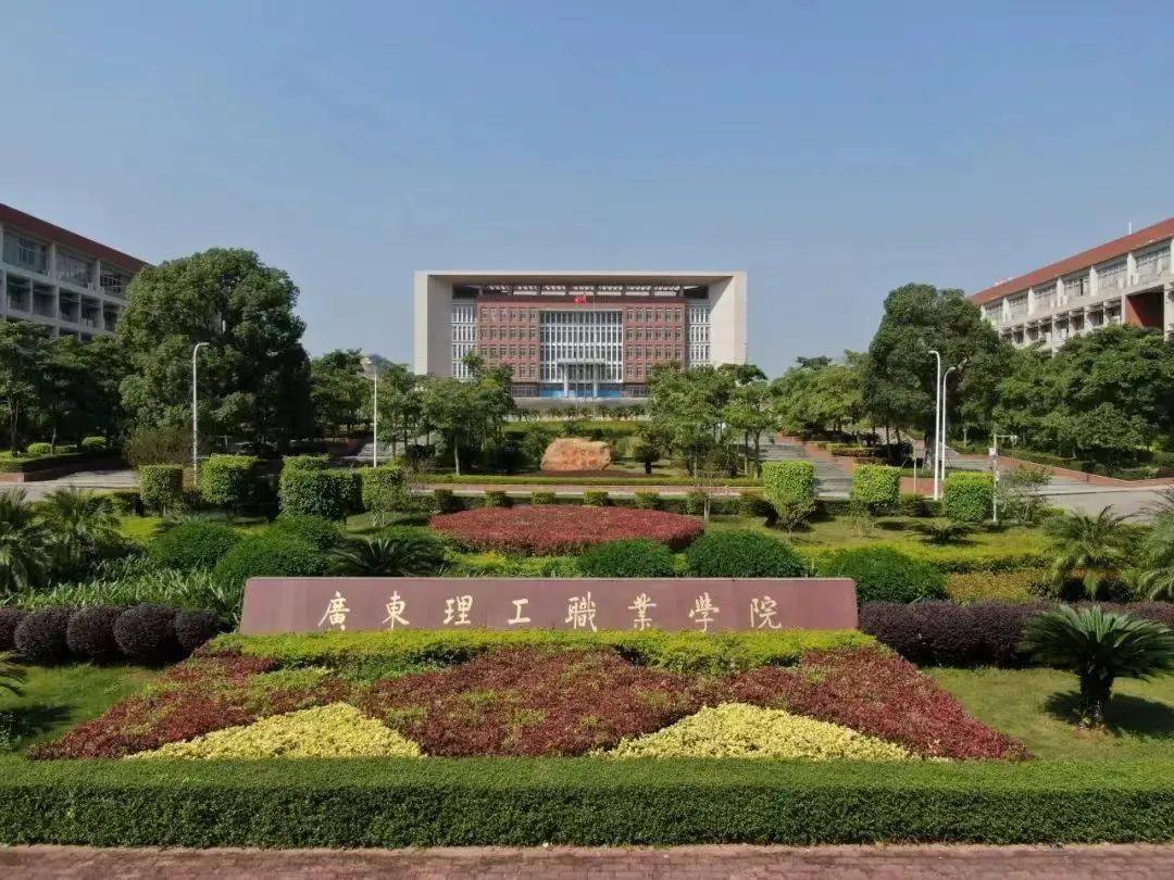 陳登職業(yè)技術(shù)學(xué)校老師名單_陳登職業(yè)技術(shù)學(xué)校校徽_陳登職業(yè)技術(shù)學(xué)校