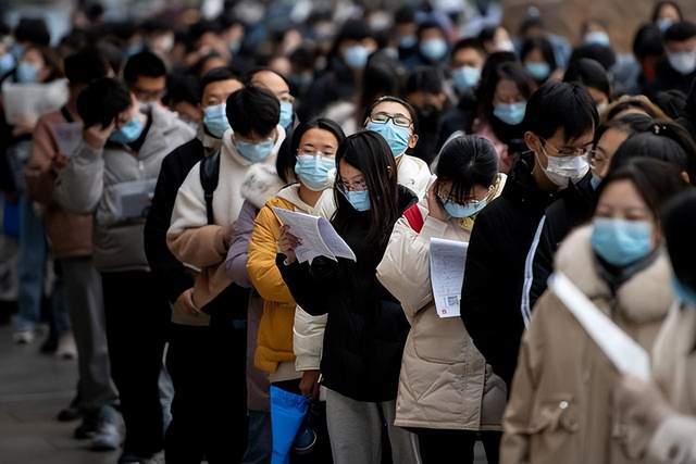 2024考研成績(jī)查詢_考研查詢成績(jī)?nèi)肟?023_考研查詢成績(jī)?nèi)肟?/></p>
<p>然后在導(dǎo)航欄中選擇“成績(jī)查詢”，點(diǎn)擊進(jìn)入，按照頁面提示即可查詢初試成績(jī)。</p>
<p>方法二：打開支付寶APP，在首頁搜索欄輸入“中國(guó)高等教育學(xué)生信息與就業(yè)中心”，點(diǎn)擊“考研成績(jī)查詢”，根據(jù)頁面提示即可查詢自己的初試成績(jī)。</p>
<p>3. 使用百度小程序查看初審結(jié)果</p>
<p>方法一：打開百度APP，掃描下方“考研網(wǎng)”百度小程序二維碼進(jìn)行搜索。</p>
<p>方法二：打開百度APP，搜索“考研網(wǎng)”，進(jìn)入官方小程序，根據(jù)頁面提示，查詢初審成績(jī)。</p>

<p>四、招生單位公布的查詢渠道</p>
<p>考生應(yīng)密切關(guān)注各省級(jí)教育招生考試機(jī)構(gòu)和招生單位的通知，及時(shí)了解研究生考試成績(jī)公布時(shí)間，并通過招生單位公布的查詢渠道查詢成績(jī)。</p>
<p>防范措施：</p>
<p>1.查詢成績(jī)前，考生需準(zhǔn)備好準(zhǔn)考證和身份證，以供查詢成績(jī)和復(fù)試使用。</p>
<p>忘記準(zhǔn)考證號(hào)碼的考生可在查詢頁面點(diǎn)擊“忘記準(zhǔn)考證號(hào)碼？”，登錄中國(guó)高等教育學(xué)生信息與就業(yè)指導(dǎo)中心賬戶進(jìn)行查詢。</p>
<p>2.考生請(qǐng)密切關(guān)注各省招生考試機(jī)構(gòu)和招生單位通知<a >英語作文</a>，及時(shí)了解成績(jī)查詢時(shí)間。</p>				</span>
                </div>
				<div   id=