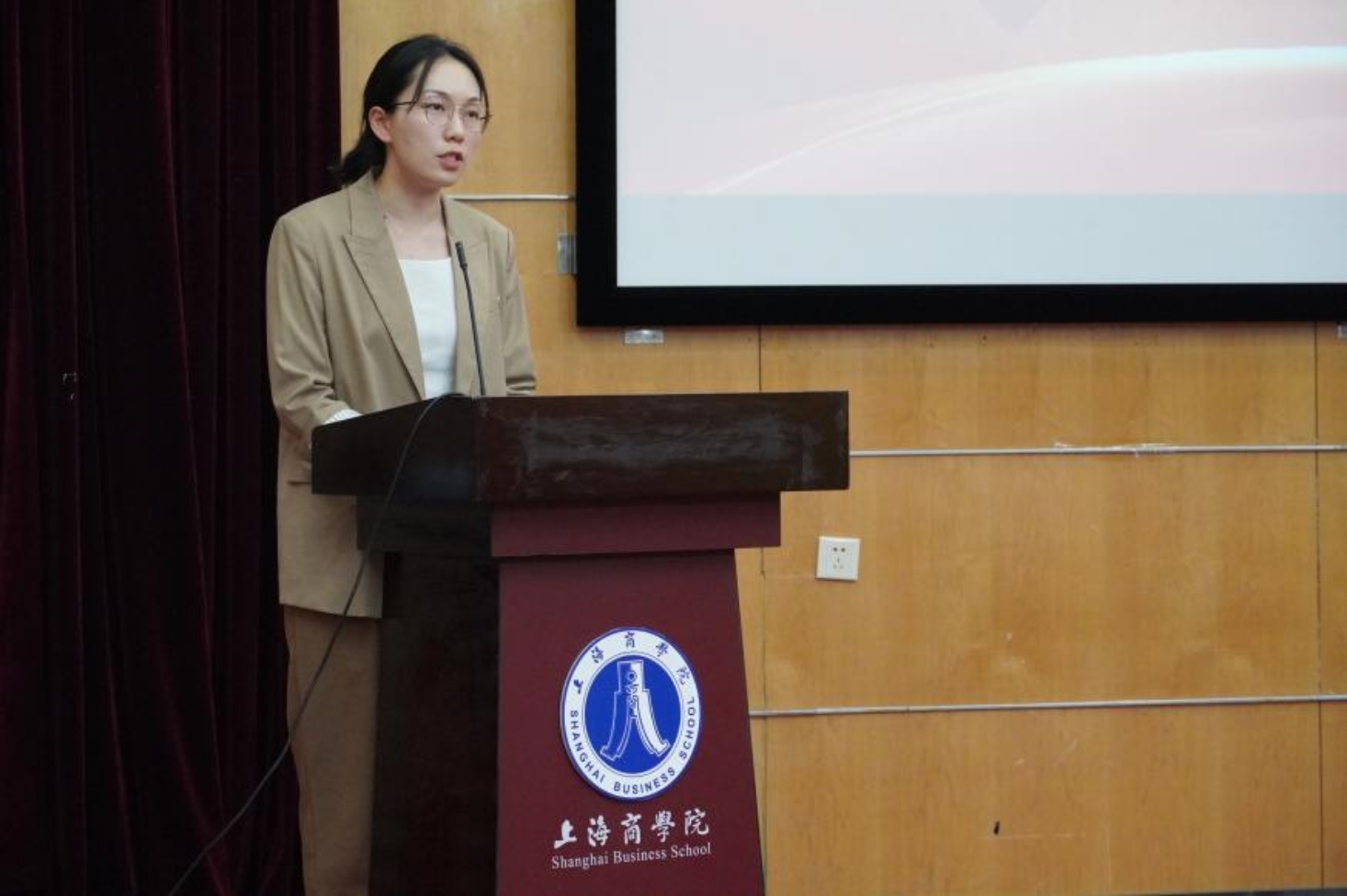 上海商學院一年的學費是多少_上海商學院學費_上海商學院學費標準