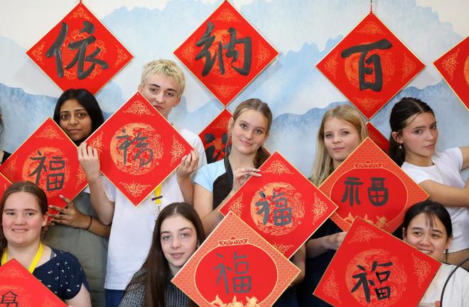 正在熱播中國人學生校_中國學生用英語怎么讀_中國人學生chinese54