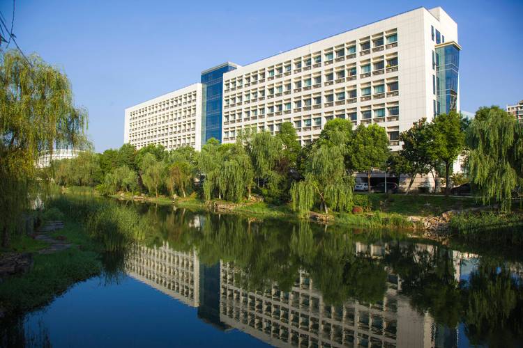 大學(xué)取消3000米跑_中南財(cái)經(jīng)政法大學(xué)在哪_中南財(cái)經(jīng)政法大學(xué)3000米測(cè)試爭(zhēng)議