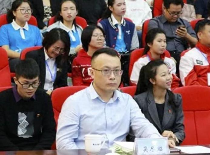 桂林航天工業高等專科學校_桂林航天工業學院錄取通知書校長簽名_高校錄取通知書字體爭議